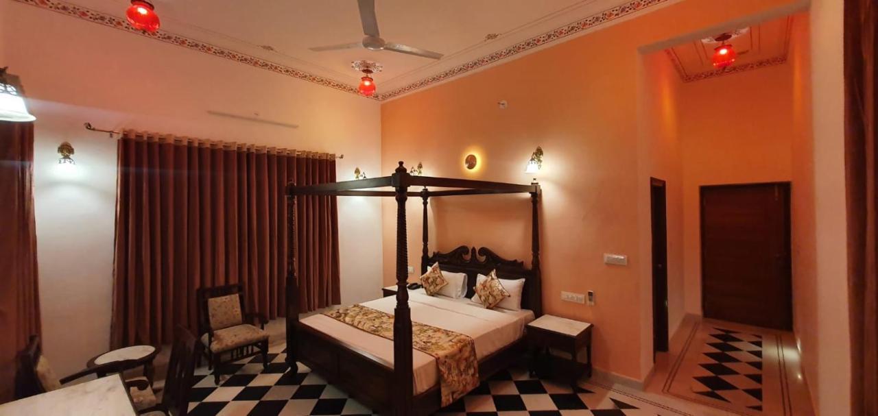 אודייפור Hotel Paras Mahal מראה חיצוני תמונה