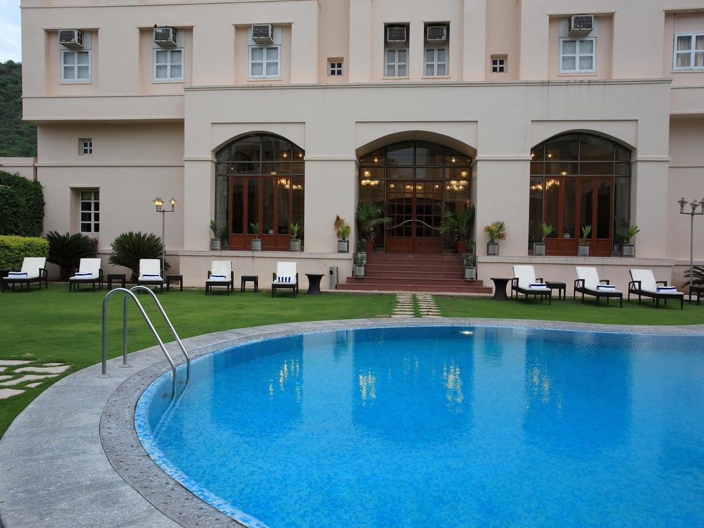 אודייפור Hotel Paras Mahal מראה חיצוני תמונה